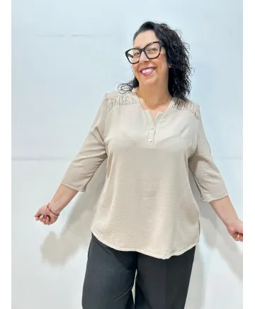 Blusa beige Calella - Ropa tallas grandes mujer moderna